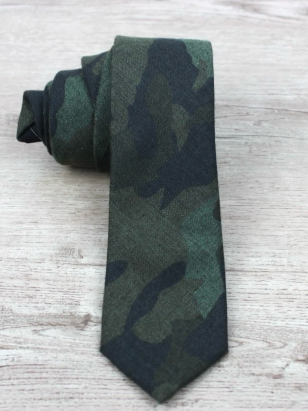 Banana Republic Camouflage Green Men's Tie Classic Camo Pattern Slim Style